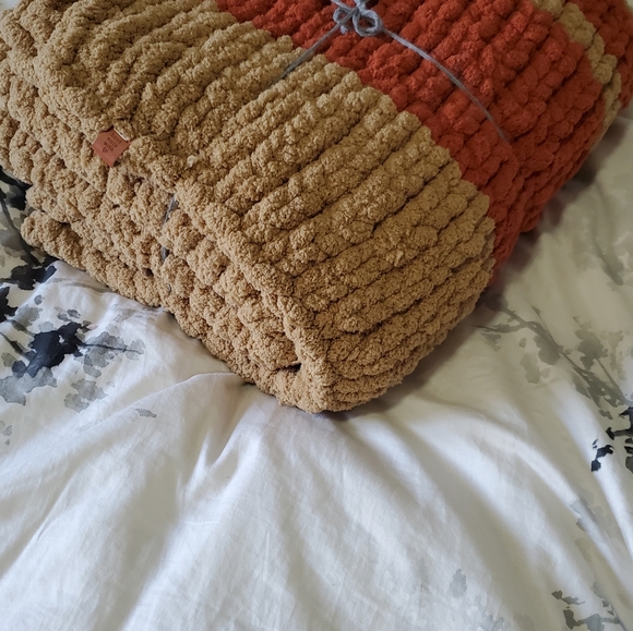 Handmade 65"×35" chunky blanket - Picture 2 of 12